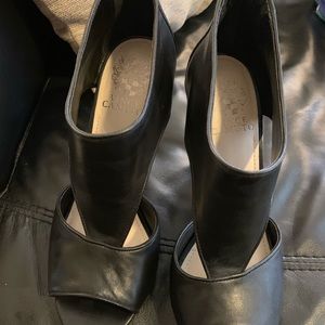 Gorgeous Vince Camuto black sandals